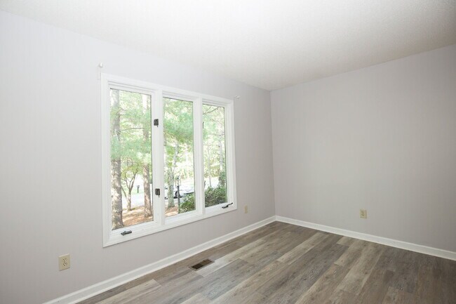 Building Photo - 50 Surry Cir N
