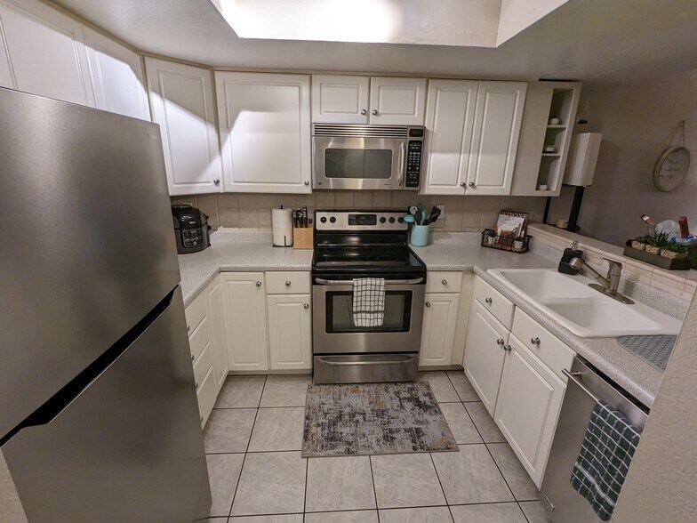 Building Photo - 7910 E Thomas Rd