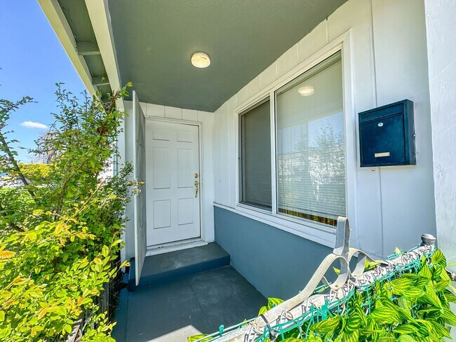 Building Photo - Charming 2-Bedroom Home in North Hollywood!