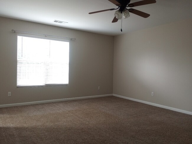 Building Photo - 3 Bedroom 2.5 Bathrooms