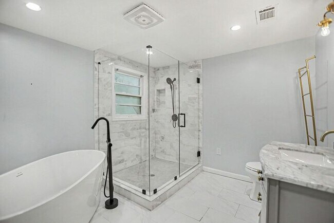 Building Photo - 3BR/2BA Gem Located in Historic West End!