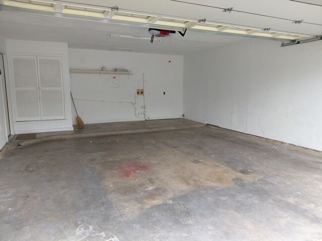 Building Photo - Adorable 3/2 with Garage Parking + Large backyard and gazebo!!