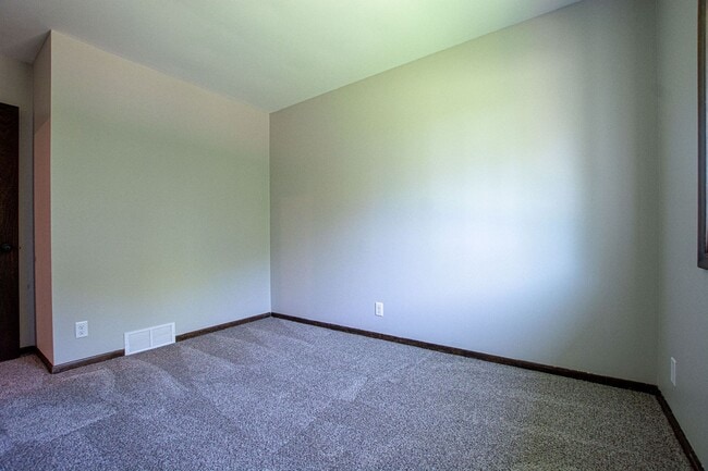 Building Photo - 3 Bedroom / 1.5 Bath with Fenced Backyard and Washer/Dryer in Walnut Grove in Millard!