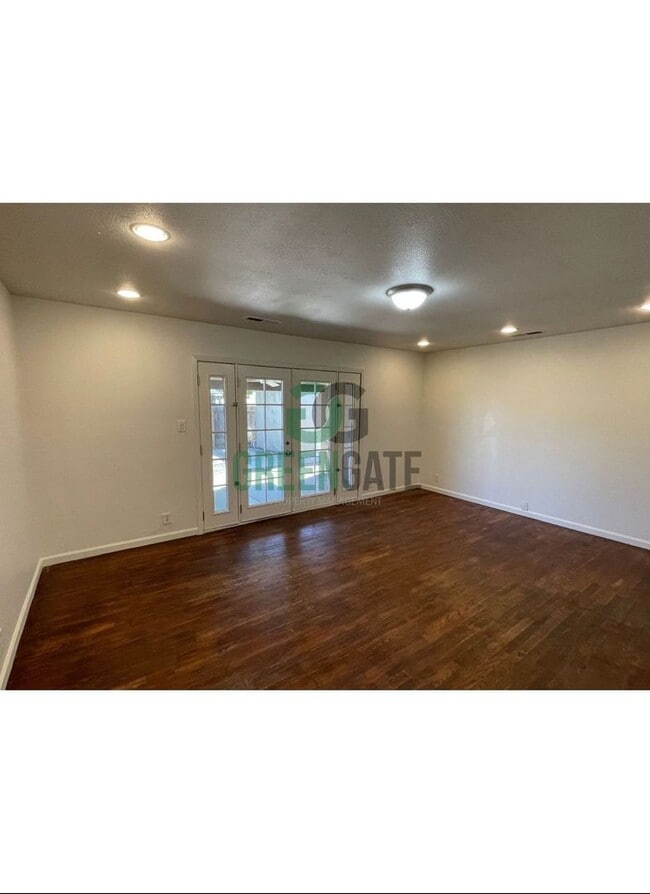 Building Photo - BEAUTIFUL 3 BEDROOM 2 BATH HOME MOVE IN RE...