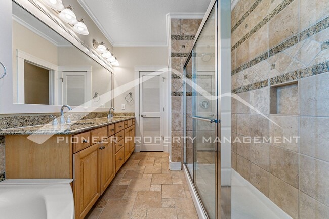 Building Photo - Gorgeous Home with Central AC and Washer/Dryer
