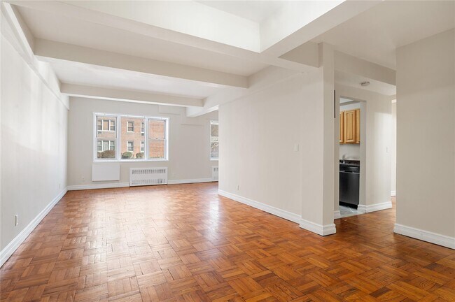 Building Photo - 3 Sadore Ln
