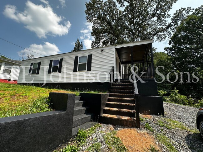 Building Photo - Comfortable 3 Bedroom House