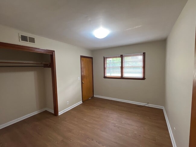 Building Photo - **ON HOLD**3 Bedroom / 1 Bathroom Home for...