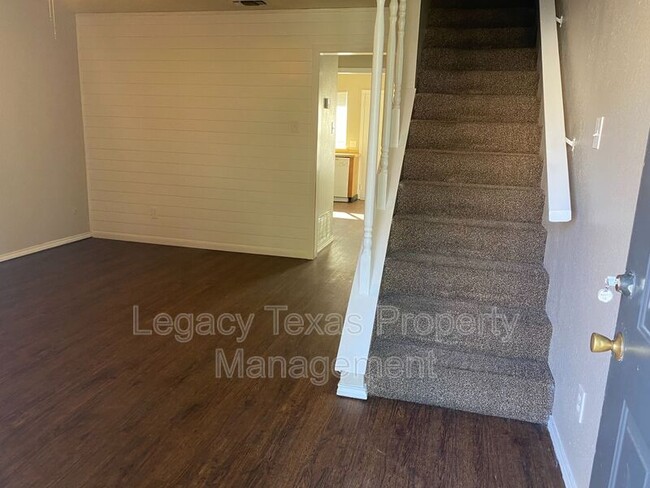 Building Photo - 1607 Sun Valley Dr