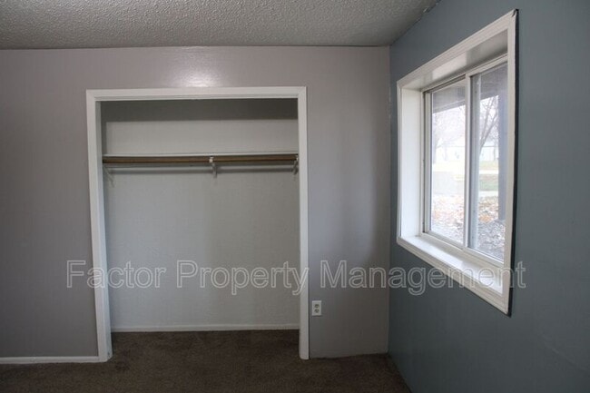 Building Photo - 418 Allan Ave