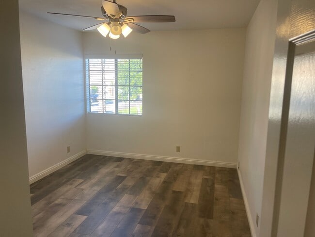 Building Photo - 2215 Lobelia Ave