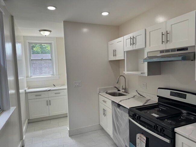Building Photo - Great 1st Floor Duplex in Squirrel Hill! Available NOW!