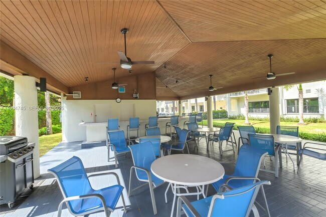 Building Photo - 3200 Port Royale Dr N