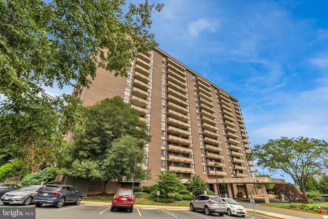 Building Photo - 1800 Old Meadow Rd