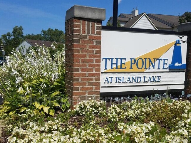 Building Photo - 9521 Lakeside Dr