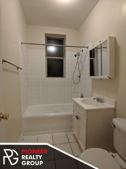 Building Photo - 533 W Aldine Ave