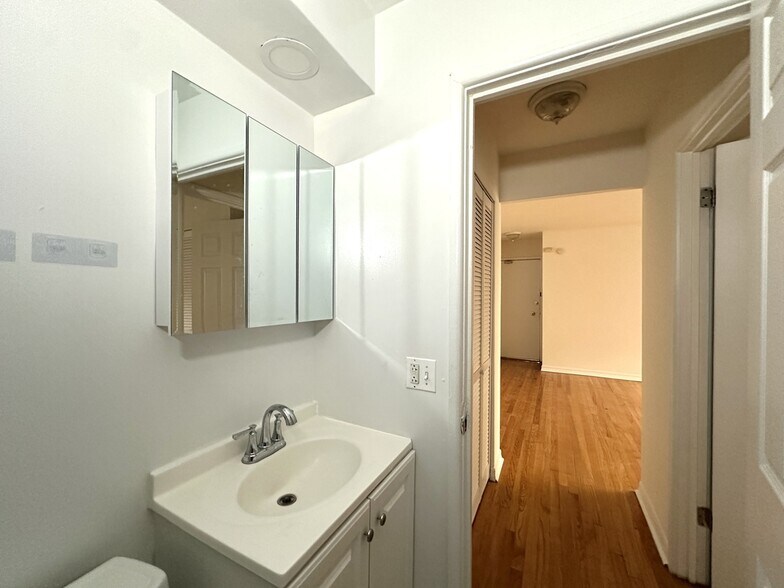 Building Photo - 6830 N Sheridan Rd