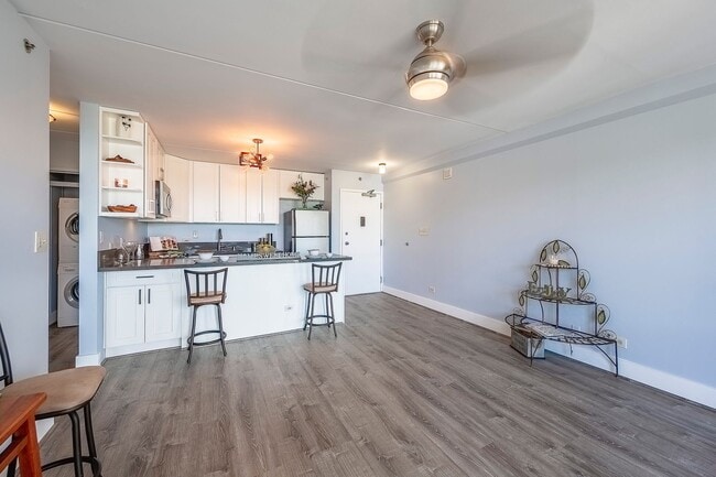 Building Photo - Lovely Renovated 2 Bedroom Condo
