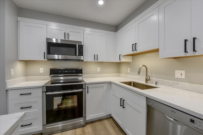 Building Photo - Newly Remodeled Two Bedroom Condo in Pacif...