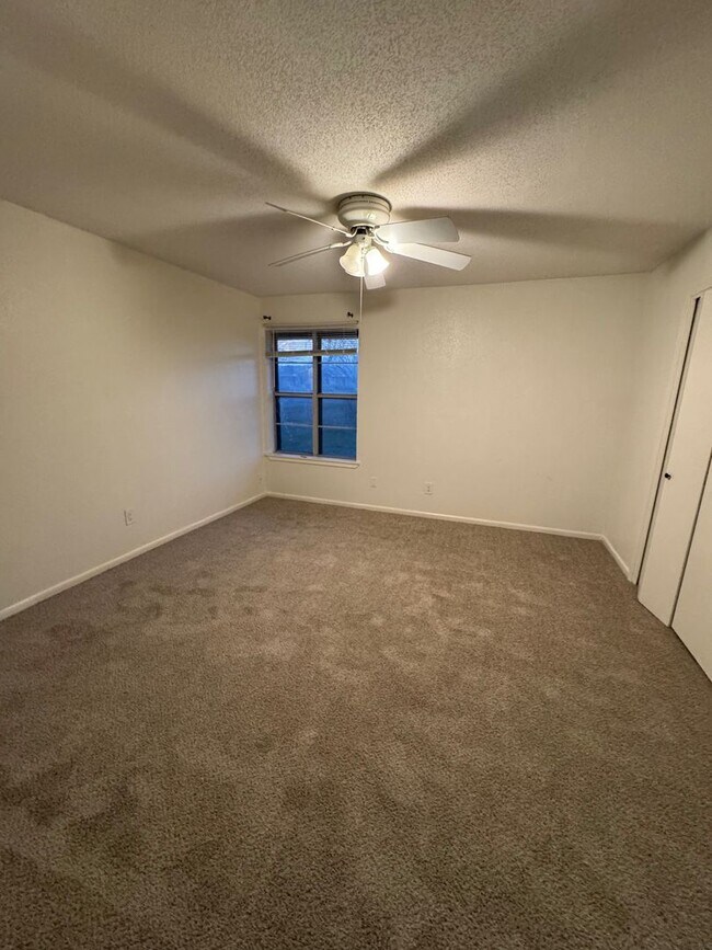 Building Photo - Spacious Speegleville Home