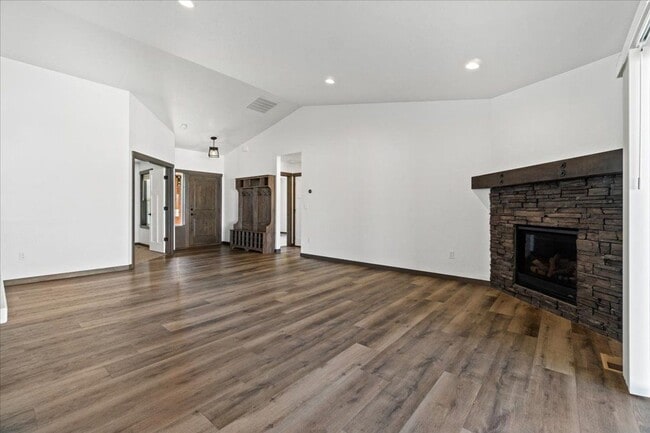 Building Photo - Beautiful New home in Post Falls
