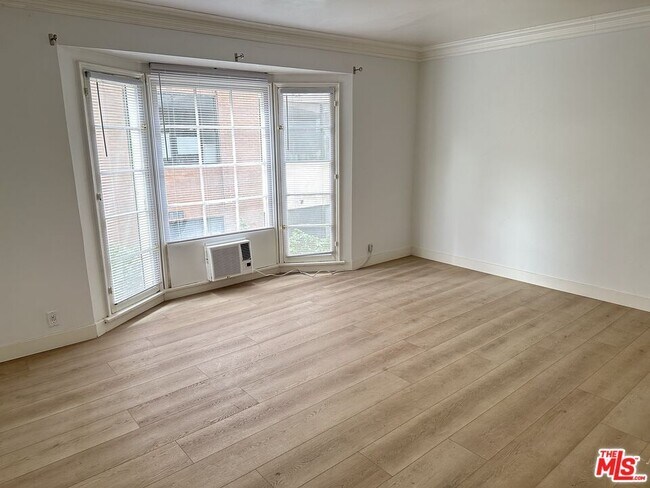 Building Photo - 325 N Palm Dr