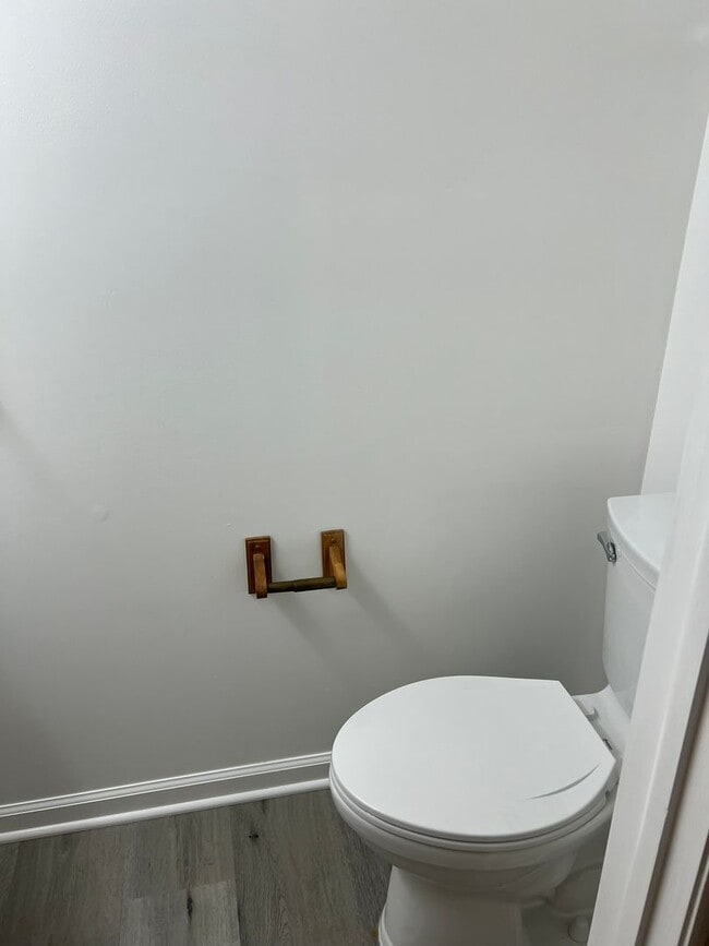 Building Photo - Renovated End-Unit Ready to Move-In