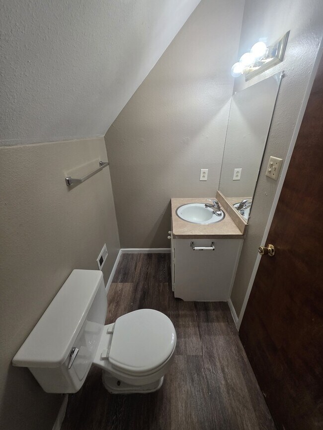 Building Photo - 2 story townhome, 3 bed 2 bath