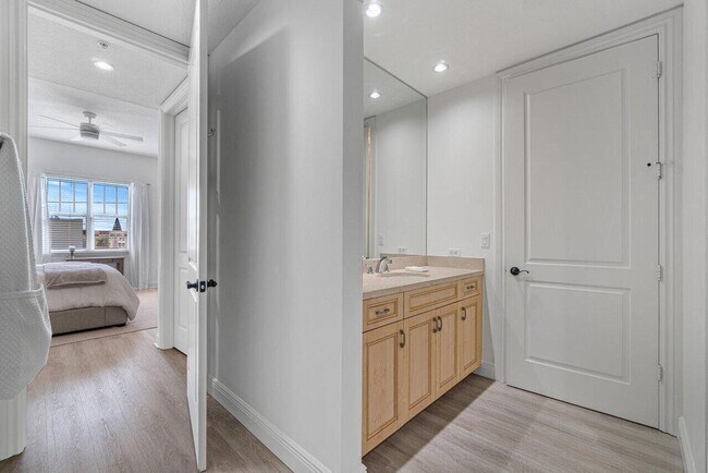 Building Photo - 200 NE 2nd Ave