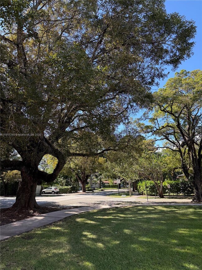 Building Photo - 627 Anastasia Ave