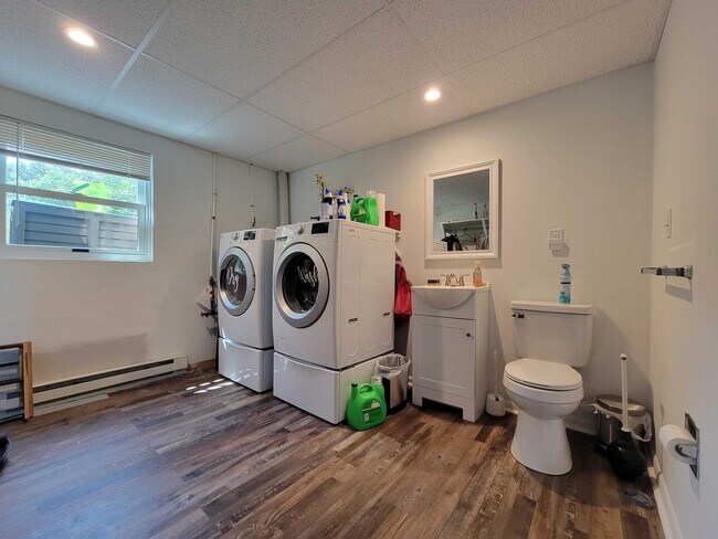 Building Photo - 350 Blue Bell Dr