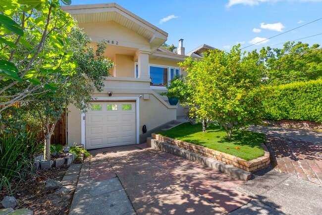 Building Photo - Classic 3bed/2bath Home Near Lake Merritt with Fresh Updates