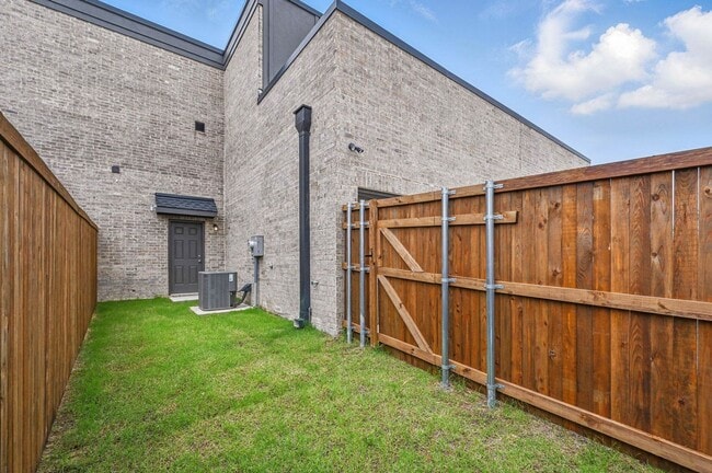 Building Photo - 2080 Layla Dr