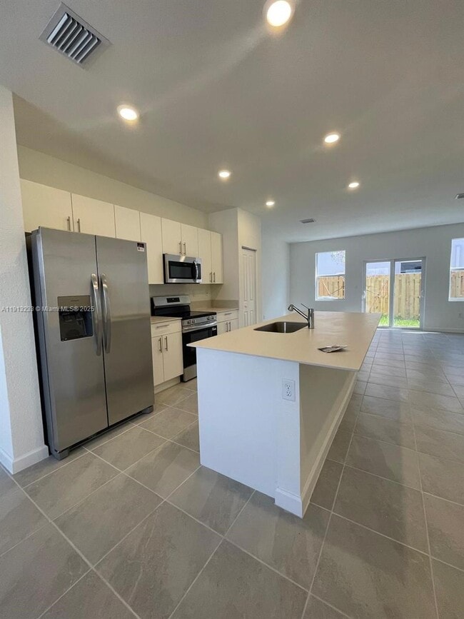 Building Photo - 1066 SE 2nd St