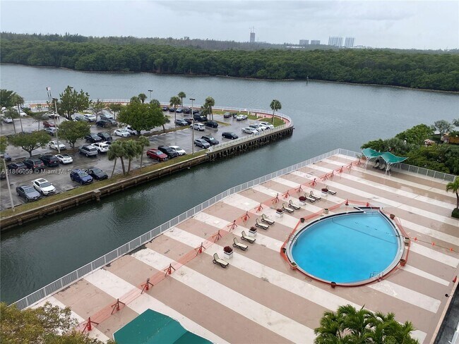 Building Photo - 400 Kings Point Dr