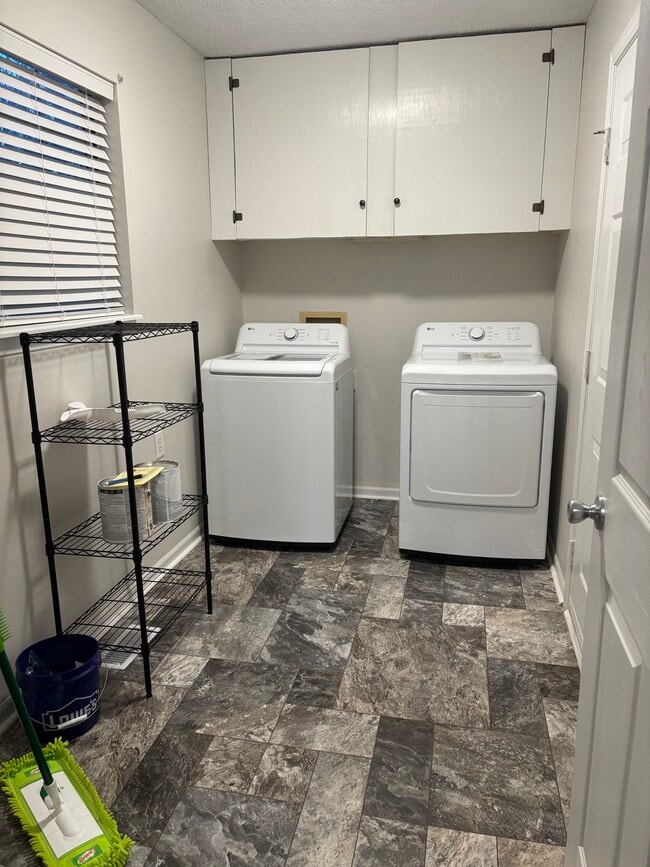 Building Photo - 1015 Katta Trce