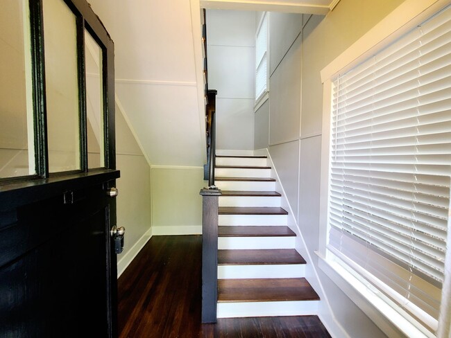 Building Photo - Remodeled 1 Bed, 1 Bath 4-Plex Craftsman A...