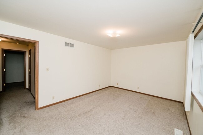 Building Photo - 2 bedroom / 1.5 bathroom Townhome in Chest...
