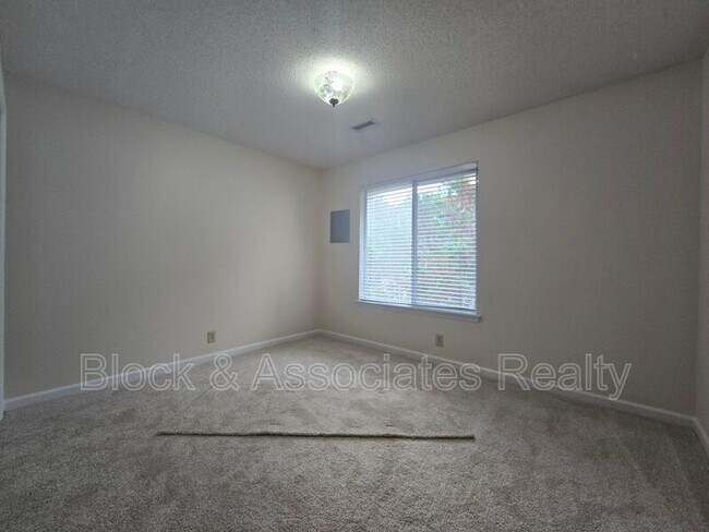 Building Photo - 110 Westbrook Ct
