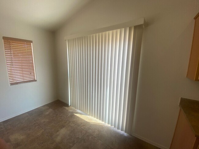 Building Photo - Stunning Home in Kingman – Spacious, Moder...