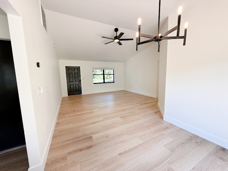 Building Photo - 3278 E Crown Dr