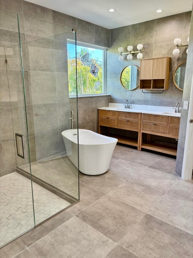 Building Photo - 5865 NW 125th Ave