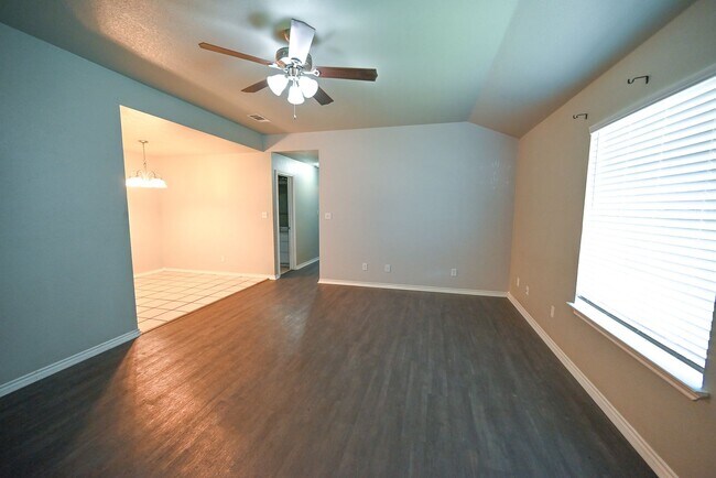 Building Photo - 2 Bed, 2 Bath Duplex Decatur TX