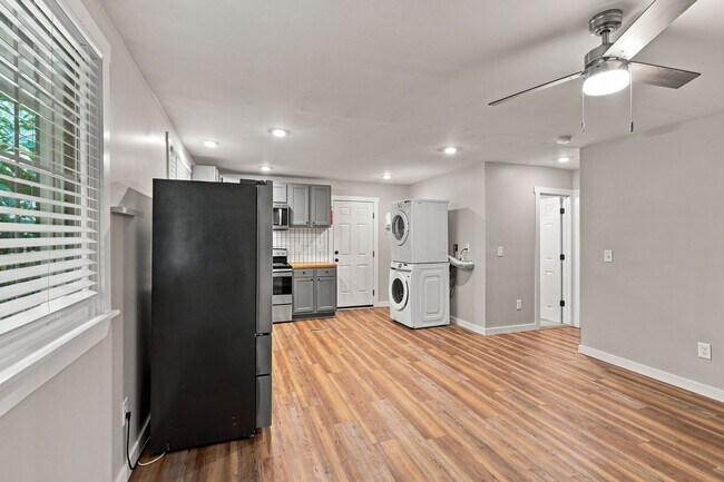 Building Photo - 714 27th Ave N