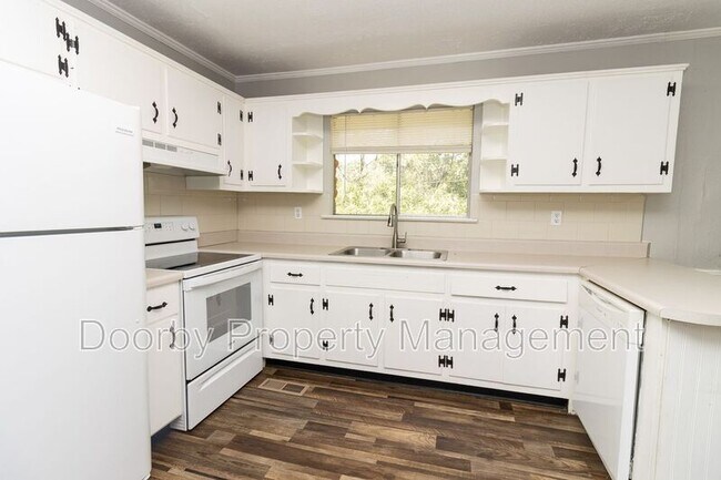 Building Photo - 730 Roberta Dr