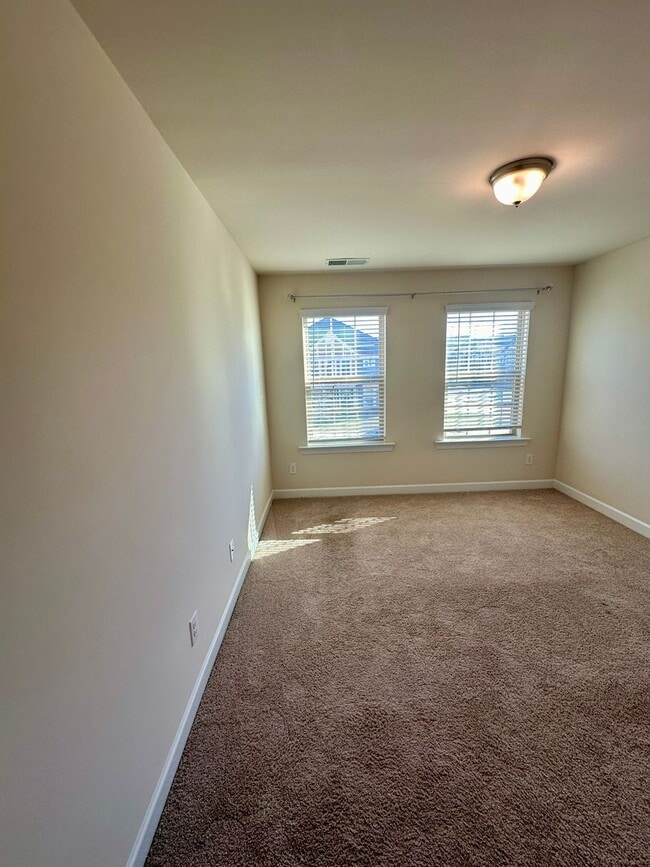 Building Photo - Spacious 3BR Townhouse in Berewick