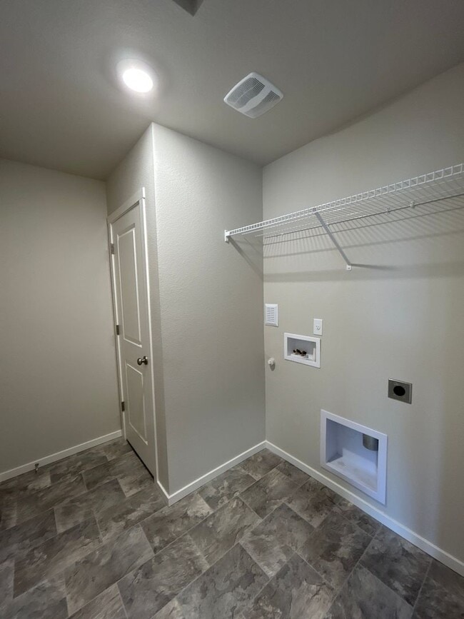 Building Photo - 3 Bedroom / 2.5 Bathroom Townhouse in NW R...