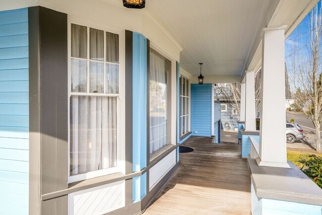 Building Photo - Fully furnished 5-bed, 3.5 bath home in hi...
