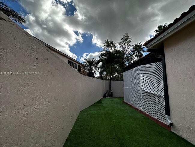 Building Photo - 691 SW 158th Way