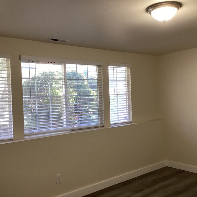 Building Photo - Updated 4 bedroom in The Desirable Merrill...